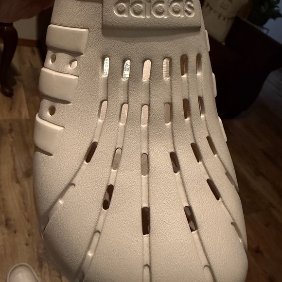 Adidas Unisex Beige Clogs Mens Size 8, Women’s Size 9 NWT - Picture 2 of 7